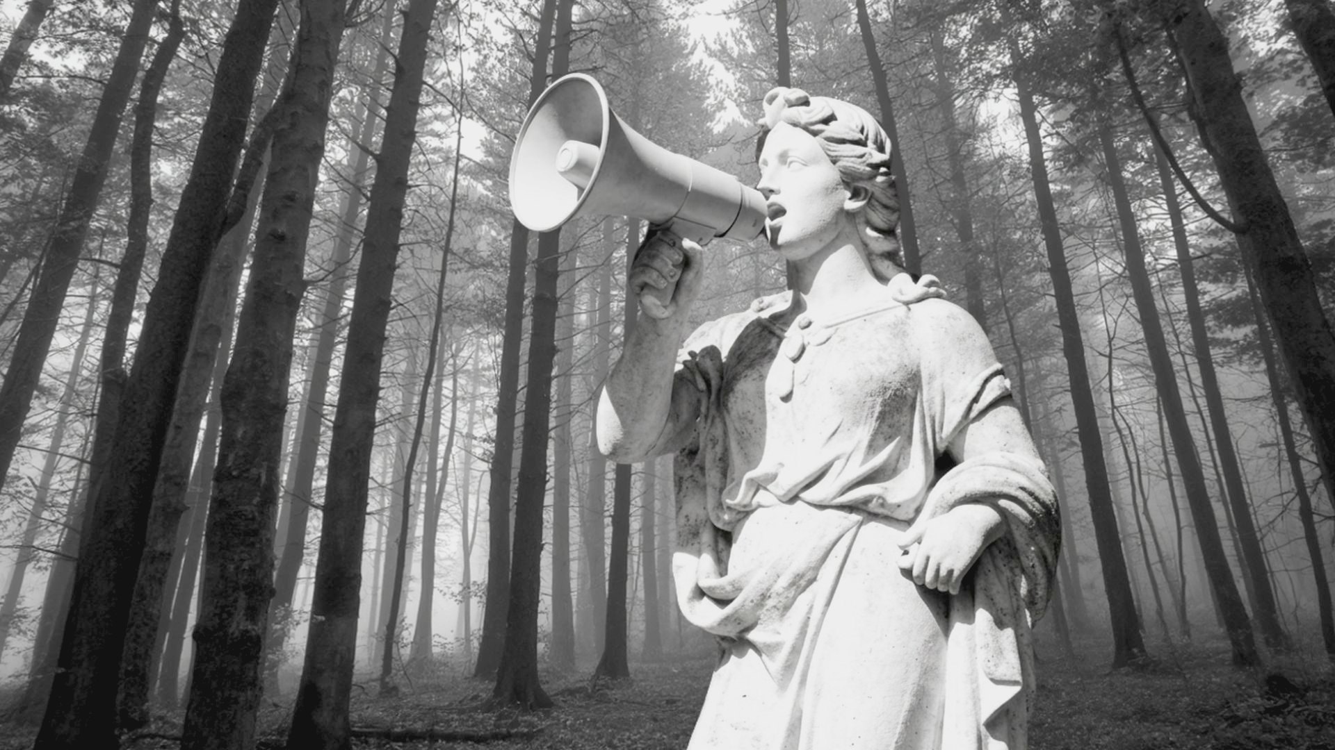 Marmorstatue, der taler i megafon i en skov
